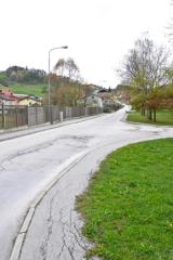 Odsek ceste Pešnica-Podgrad od regionalne ceste proti mostu in naprej na Podgrad